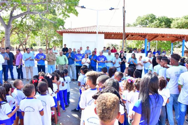 Vereadores participam de entregas do mercado público e escola no Amolar.(Imagem:CMF)