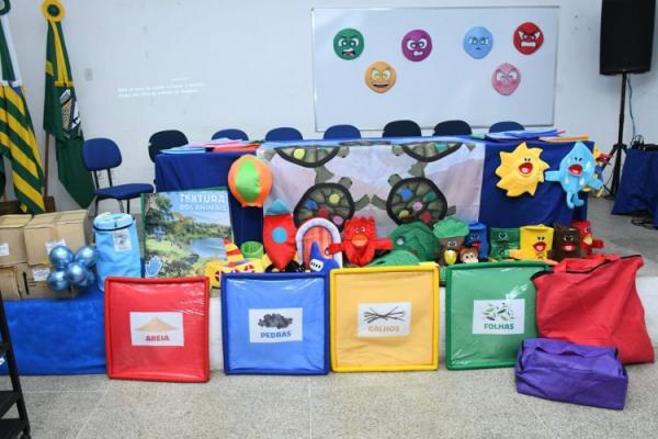 Educa&ccedil;&atilde;o de Floriano apresenta novo fardamento escolar e assina contrato com empresa que vai confeccionar os uniformes(Imagem:Secom)