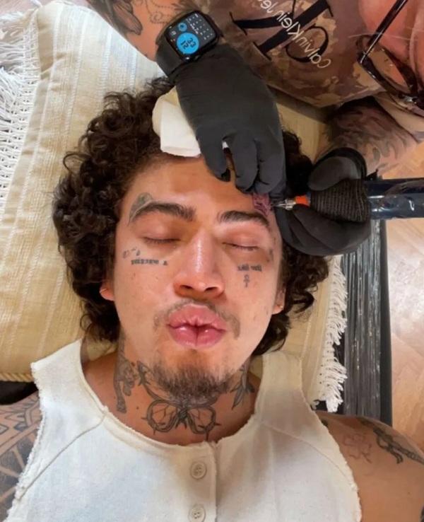 Whindersson Nunes faz tatuagem em homenagem à cidade natal no rosto.(Imagem:Reprodução / Redes Sociais)