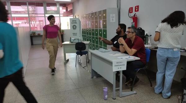 Estudantes, professores e técnico-administrativos da UFDPar votam para a escolha de reitor e vice-reitor nesta segunda-feira (16). (Imagem:Felipe Cruz / TV Clube)