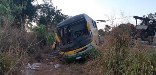 Ônibus capotou na madrugada desta quinta-feira (5) na BR-070, região de General Carneiro (MT) e três passageiros morreram(Imagem:Divulgação)