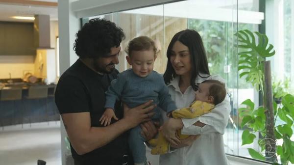 Casal de atores Renato Goés e Thaila Ayala com os filhos Francisco e Tereza.(Imagem:Reprodução/TV Globo)