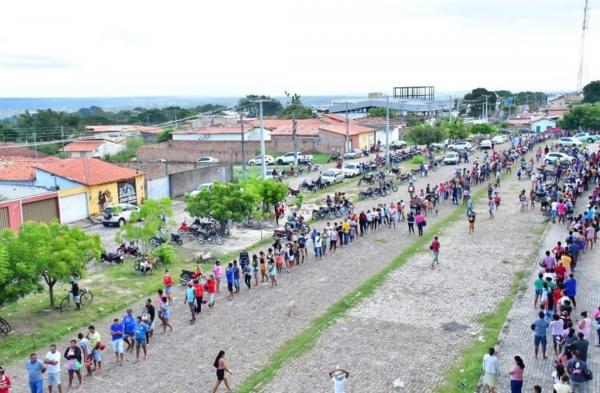 Prefeitura de Floriano distribui 5.000 cestas básicas para famílias da zona urbana.(Imagem:Reprodução/Instagram)