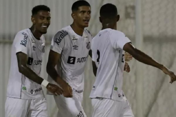 O jogador de 20 anos marcou os dois gols e chegou a quatro na competição.  Aos 16 minutos, ele aproveitou rebote dentro da área e chutou forte para abrir o placar. Antes do interva(Imagem:Reprodução)