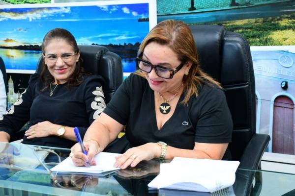 Secretária de Assistência Social, Carla Denise e secretária municipal de Educação, Marisol Simplício.(Imagem:Secom)