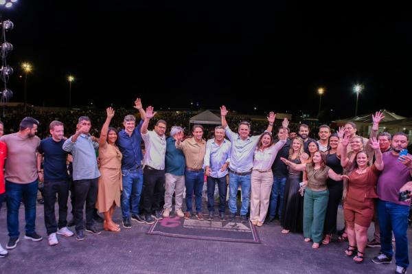 Em Valen&ccedil;a do Piau&iacute;, popular agradece Ciro Nogueira: 