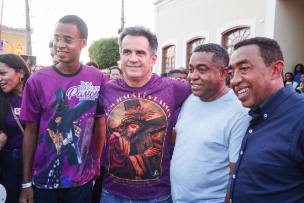 Ciro e Joel s&atilde;o cumprimentados pela popula&ccedil;&atilde;o durante a Prociss&atilde;o do Bom Jesus dos Passos em Oeiras.(Imagem:Ascom)