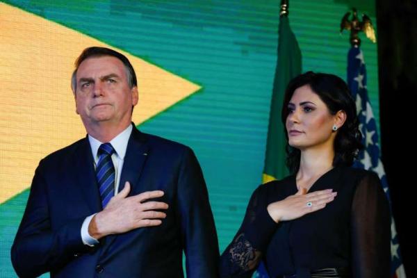 O presidente da República, Jair Bolsonaro, acompanhado da primeira-dama, Michelle Bolsonaro, durante coquetel coquetel em comemoração aos 243 anos da independência dos EUA.(Imagem:Agência Brasil)