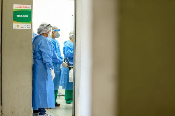 Enfermeiros, técnicos de enfermagem e médicos em atendimento no Hospital de Campanha Estadual, no Ginásio Verdão, em Teresina.(Imagem:Divulgação/Sesapi)