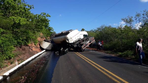 Caminhão carregado de óleo tomba e interdita dois sentidos da BR-135, no Sul do Piauí(Imagem:Divulgação/PRF)