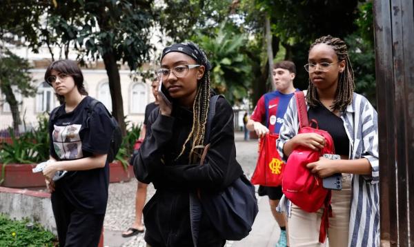Primeiros estudantes deixam o local de prova no segundo dia do Exame Nacional do Ensino Médio (Enem) 2024, na universidade UNINASSAU, no Flamengo, zona sul da cidade.(Imagem:Tânia Rêgo/Agência Brasil)