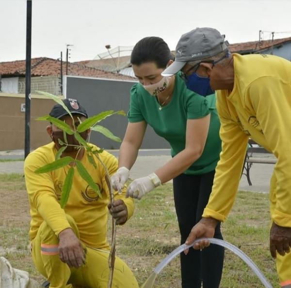 Secretária Gracianny fazendo o plantio das mudas na praça(Imagem:Divulgação)