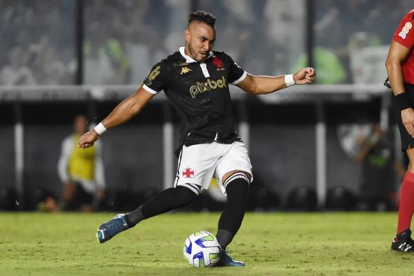 Momento da cobrança de falta de Payet em Vasco x América-MG.(Imagem:André Durão)