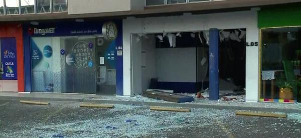 Caixas eletrônicos da Caixa Econômica Federal são explodidos na Zona Leste de Teresina.(Imagem:TV Clube)