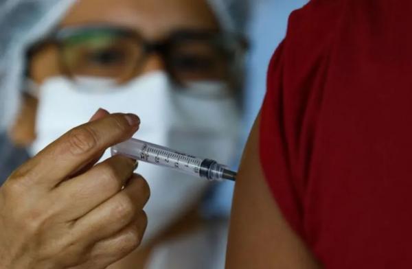 Quase 60% da população jovem e adulta não completou o esquema vacinal contra Covid-19 no PI.(Imagem:Ernesto Carriço/ Nurphoto via Getty Images)