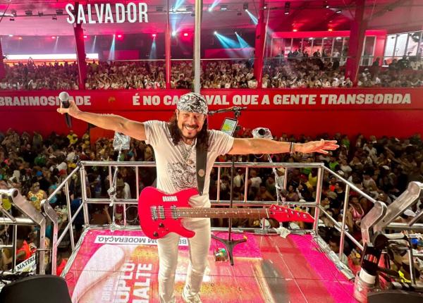 No Carnaval de Salvador (BA), o artista que é um dos mais tocados na folia piauiense, recebeu homenagem da enteada Pati Guerra.(Imagem:Vr2producoes/divulgação)