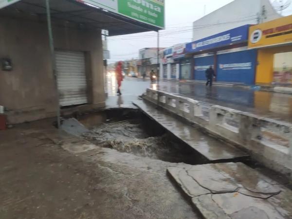 Chuva em Floriano, PI, causa alagamentos e cratera se abre em avenida.(Imagem:Reprodução)