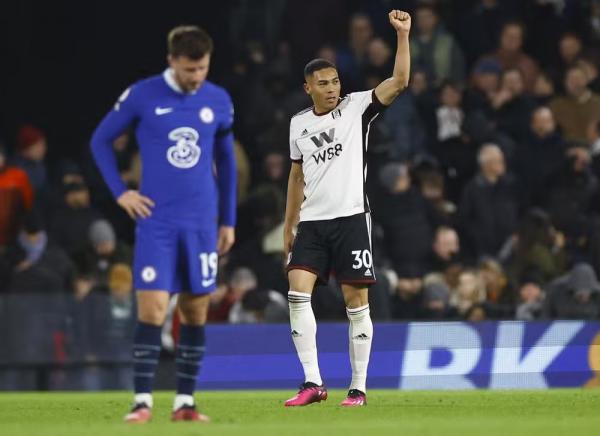 Carlos Vinícius comemora gol em Fulham x Chelsea pela Premier League.(Imagem:Action Images via Reuters/Peter Cziborra)