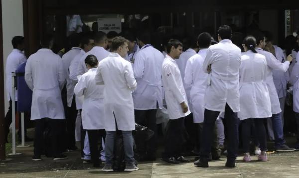 Médicos estrangeiros e brasileiros que se graduaram em outro país, fazem a segunda etapa da edição 2017 do Exame Nacional de Revalidação de Diplomas Médicos Expedidos por Instituiç(Imagem:FABIO RODRIGUES POZZEBOM/AGÊNCIA BRASIL)