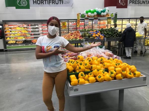 Jéssica Nunes, locutora do Mix Atacarejo de Floriano.(Imagem:FlorianoNews)