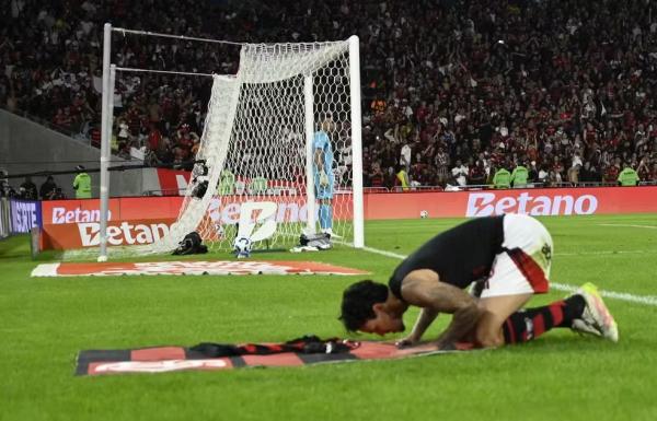 Pedro comemora gol no Flamengo x Fluminense.(Imagem: André Durão)