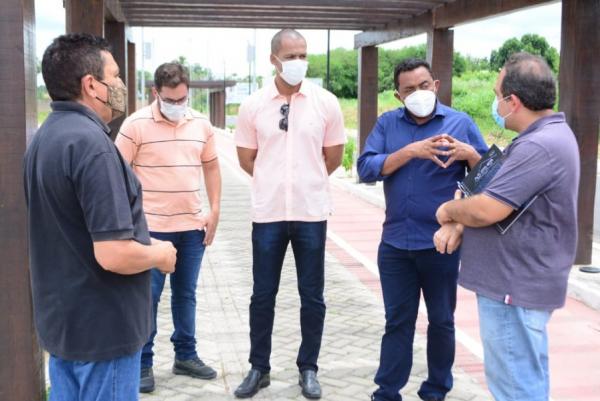 Prefeito Joel recebe equipe técnica da CODEVASF para visita a obra da Av. Fauzer Bucar(Imagem:SECOM)