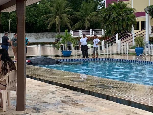 Carro invade piscina de hotel e quase atropela crianças no Sul do Piauí(Imagem:Reprodução)