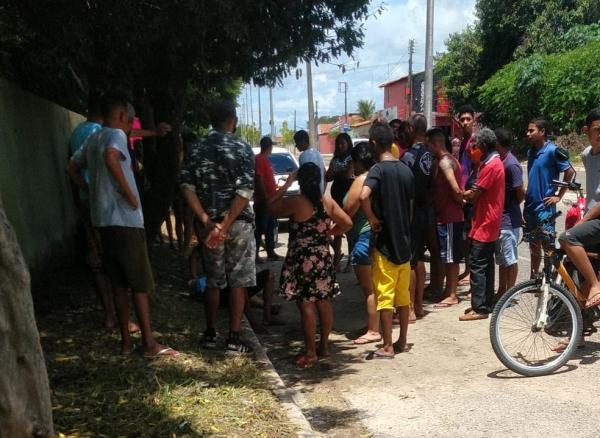 Um rapaz chamado Vagner Chaves Gomes, de 32 anos, foi assassinado com vários golpes de faca no início da tarde deste domingo (20) na Avenida São Francisco, na Zona Sudeste de Teres(Imagem:Reprodução)