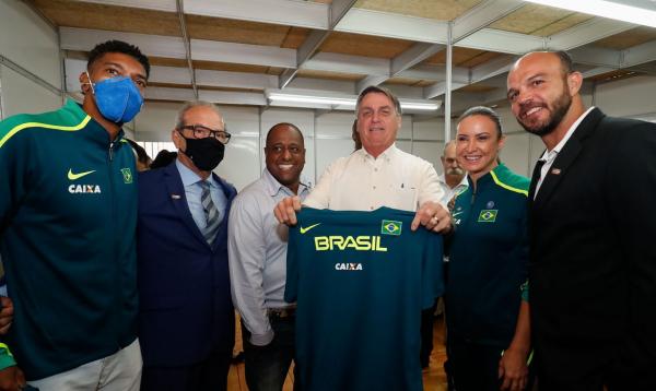 Participam da cerimônia os medalhistas Maurren Maggi e André Domingos.(Imagem:Alan Santos/PR)