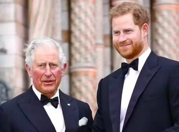 O Rei Charles III na companhia do caçula, Príncipe Harry, em foto feita antes da renúncia do filho, ocorrida em janeiro de 2020.(Imagem:Getty Images)