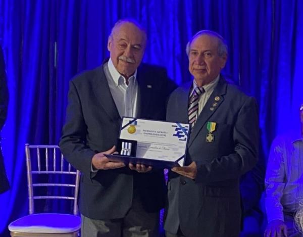 Empresário florianense Conegundes Gonçalves de Oliveira recebeu na noite de terça-feira (06/12) a medalha 