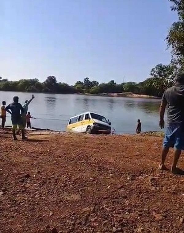 Van cai em rio ao esperar por balsa para realizar travessia do Maranhão para o Piauí.(Imagem:Revista AZ)