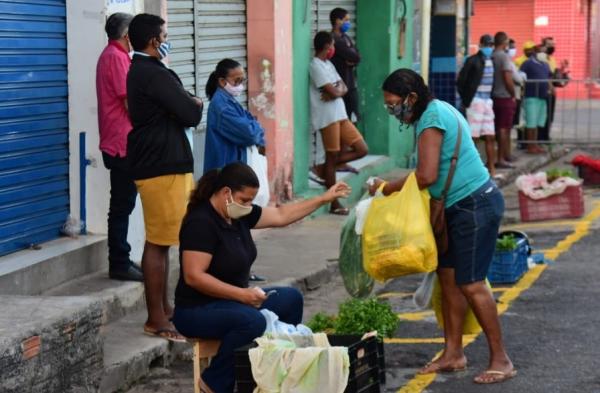 Feira em torno do Mercado Central de Floriano tem novas regras.(Imagem:Secom)