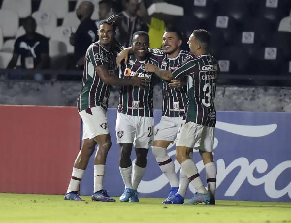  Cris Silva, Arias, Willian e Calegari comemoram gol do Fluminense.(Imagem:André Durão/ge )