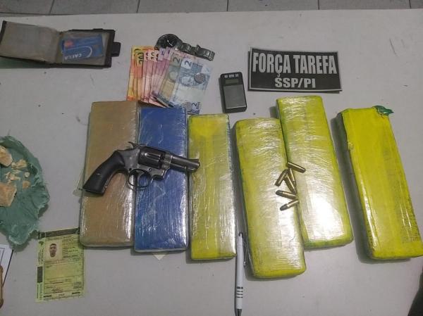 Droga foi encontrada dentro de uma mochila no banco de trás do carro.(Imagem:Divulgação /PM-PI)