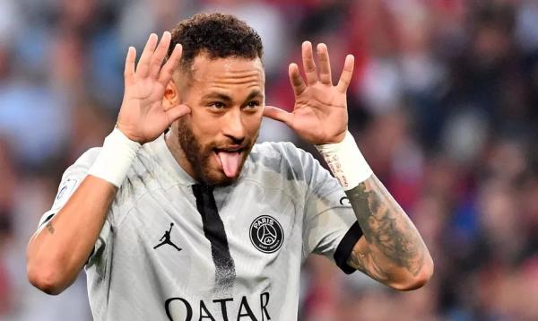 Neymar comemorando seu primeiro gol no jogo.(Imagem:DENIS CHARLET / AFP)