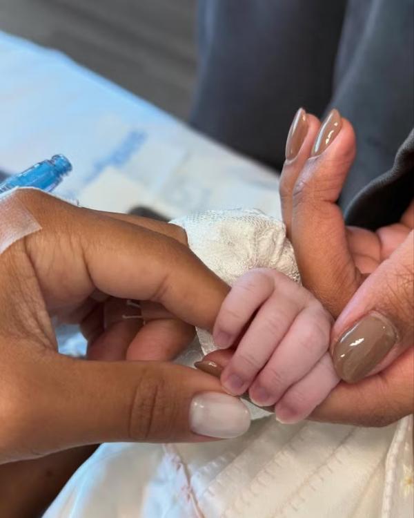 Nasce Zuri, filha de Ludmilla e Brunna Gonçalves.(Imagem:Reprodução/Instagram)