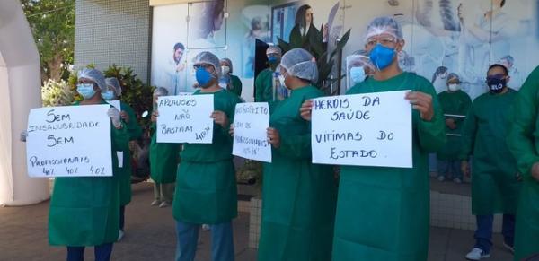 Profissionais de saúde fizeram protesto em Floriano, no Piauí.(Imagem:Aparecida Santana/ TV Clube)
