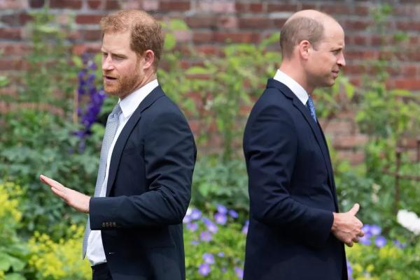  O príncipe William da Grã-Bretanha, duque de Cambridge, e o príncipe Harry da Grã-Bretanha, duque de Sussex, chegam para a inauguração de uma estátua de sua mãe, a Princesa Diana (Imagem:LondresAFP )