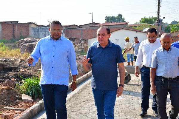 Vereadores acompanham prefeito Antônio Reis em visita a obras de calçamento (Imagem:CMF)