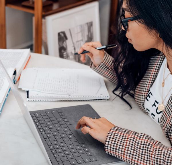 Candidatos ao Enem 2020 devem se preparar para a prova em meio à suspensão das aulas presenciais.(Imagem:Surface / Unsplash)