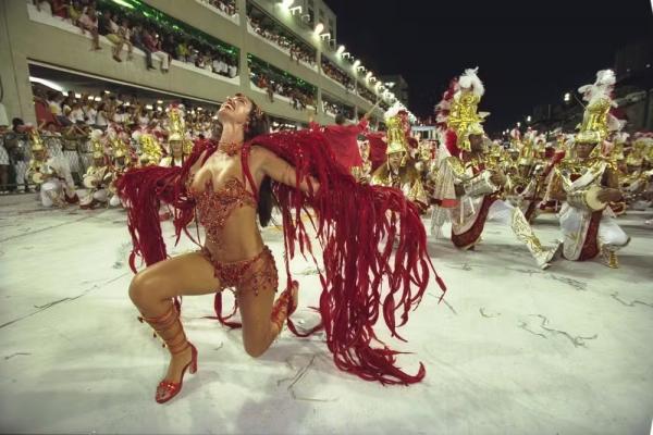 Luma de Oliveira se ajoelha à frente da bateria da Viradouro, sob o comando do Mestre Ciça, em 2001.(Imagem:MARIZILDA CRUPPE)