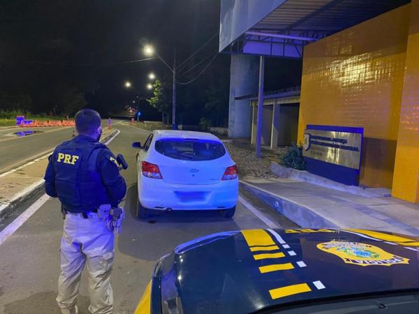 A Polícia Rodoviária Federal recuperou, no município de Floriano, um veículo de passeio furtado há três dias na cidade de Amarante.(Imagem:Divulgação/PRF)