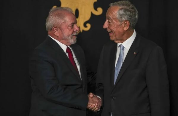 Lula com o presidente de Portugal, Marcelo Rebelo, durante encontro na sexta-feira (18).(Imagem:CARLOS COSTA / AFP)