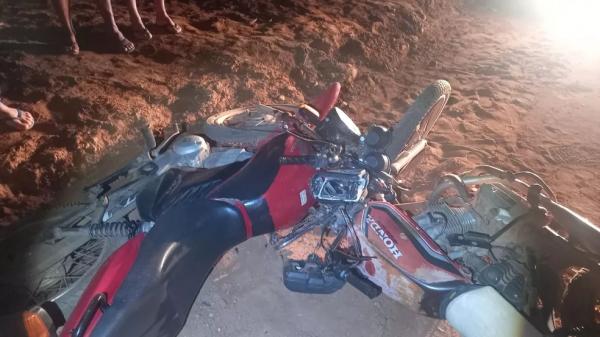 Um homem chamado Francisco Joaquim Cavalcante morreu em uma colisão entre duas motos na zona rural de Betânia do Piauí, nesse sábado (6).  Segundo a Polícia Militar, o acidente aco(Imagem:Reprodução)
