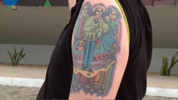 Tatuagem com obra do artista piauiense Nonato Oliveira.(Imagem:Reprodução/TV Clube )