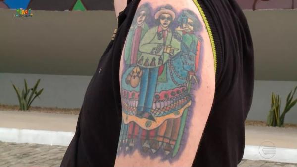  Tatuagem com obra do artista piauiense Nonato Oliveira.(Imagem:Reprodução/TV Clube )