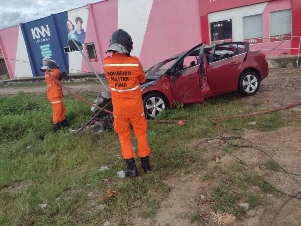 Carro pega fogo e fica destruído após motorista colidir em poste no bairro Irapuá(Imagem:FlorianoNews)