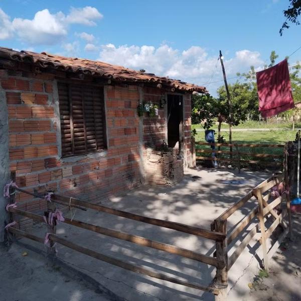 Família vive em uma casa de apenas um cômodo, sem banheiro, no bairro Invasão, na cidade de Barras.(Imagem:Arquivo pessoal)