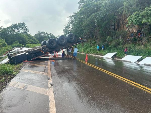 O veículo seguia de Pará de Minas (MG) para Salvador, no estado da Bahia, segundo informações do portal Picos 40 Graus.(Imagem: Jesika Mayara/ Picos 40 Graus)